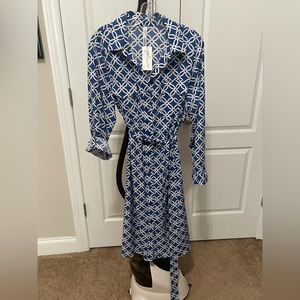 Shirt dress. Buttons. Tie waist.